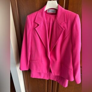 Beautiful 3 piece suit. Linen like material.